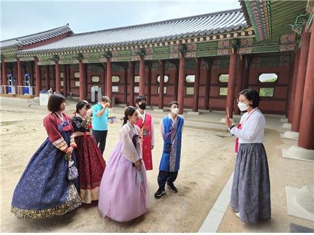 2022 Advanced Korean Language Program students experiencing Korean culture activities